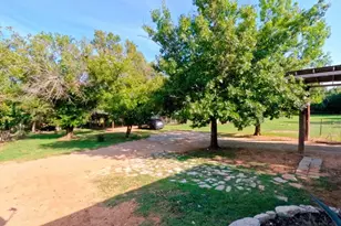 609 Live Oak St, Fredericksburg, TX 78624 - Photo 7