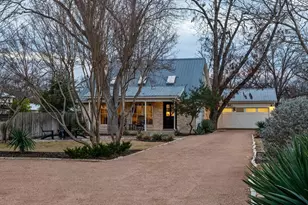 205 E Centre St, Fredericksburg, TX 78624 - Photo 3