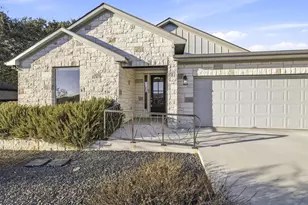 718 Emory Dr, Fredericksburg, TX 78624 - Photo 3