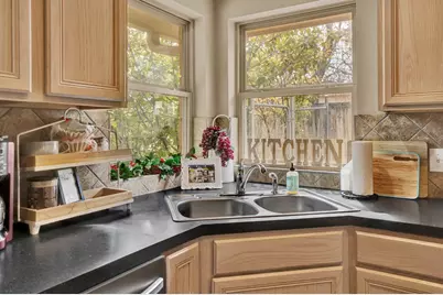 203 S Creek St, Fredericksburg, TX 78624 - Photo 11