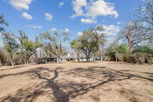 107 Glenwood Dr, Fredericksburg, TX 78624 - Photo 5