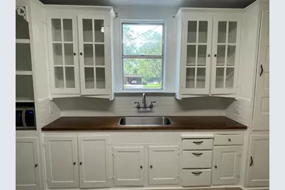 422 S Orange St, Fredericksburg, TX 78624 - Photo 9