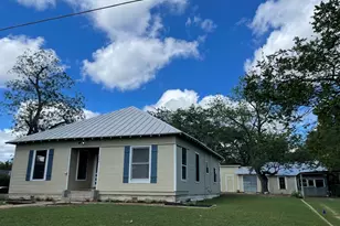 422 S Orange St, Fredericksburg, TX 78624 - Photo 3