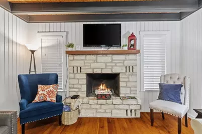 207 S Cherry St, Fredericksburg, TX 78624 - Photo 9