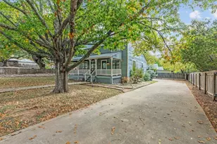 207 S Cherry St, Fredericksburg, TX 78624 - Photo 3