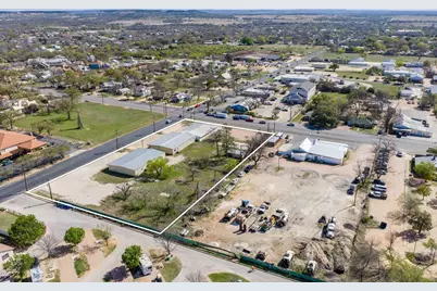 702 S Washington St, Fredericksburg, TX 78624 - Photo 9