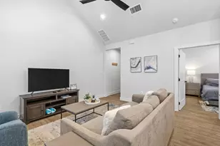 930 S Eagle St, Fredericksburg, TX 78624 - Photo 7