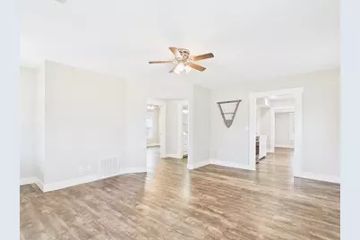 108 S Olive St, Fredericksburg, TX 78624 - Photo 3