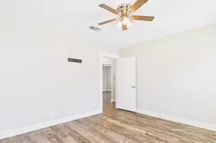 108 S Olive St, Fredericksburg, TX 78624 - Photo 9