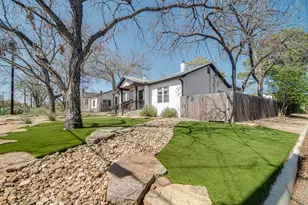 320 W Morse St, Fredericksburg, TX 78624 - Photo 3