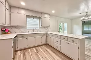 211 Forest Trail Dr, Fredericksburg, TX 78624 - Photo 3