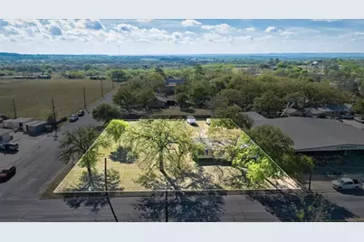 1007 N Llano St, Fredericksburg, TX 78624 - Photo 3