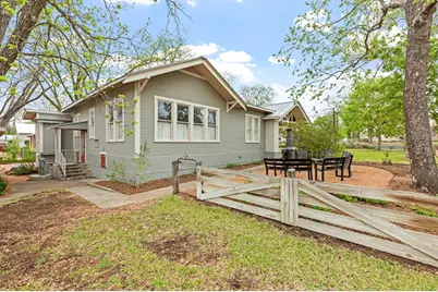 215 E Travis St, Fredericksburg, TX 78624 - Photo 27