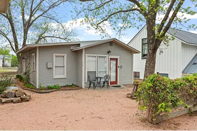 215 E Travis St, Fredericksburg, TX 78624 - Photo 19