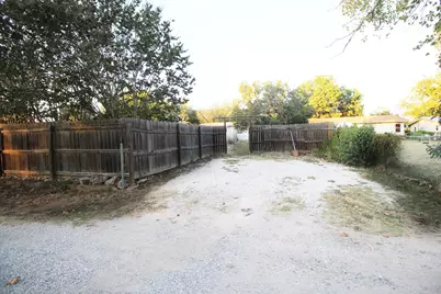 327 W Mulberry St, Fredericksburg, TX 78624 - Photo 25