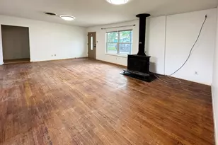 327 W Mulberry St, Fredericksburg, TX 78624 - Photo 5