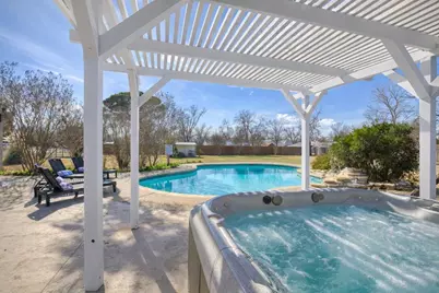 908 N Crockett St, Fredericksburg, TX 78624 - Photo 3