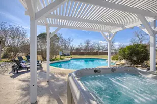908 N Crockett St, Fredericksburg, TX 78624 - Photo 3