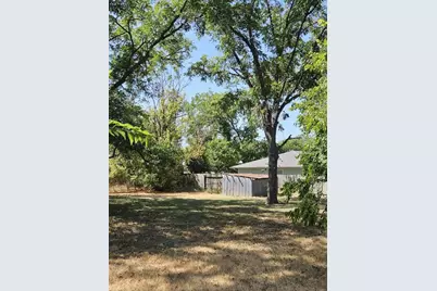 907 N Crockett St, Fredericksburg, TX 78624 - Photo 3