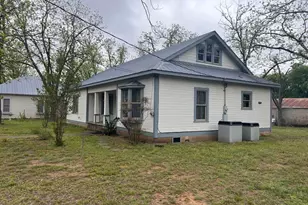 211 W Hackberry St, Fredericksburg, TX 78624 - Photo 3