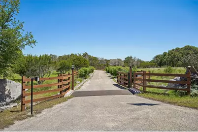 722 W Lacey Oak Pkwy, Harper, TX 78631 - Photo 5
