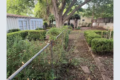 208 S Crockett St, Fredericksburg, TX 78624 - Photo 17