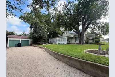 208 S Crockett St, Fredericksburg, TX 78624 - Photo 3
