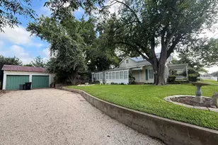 208 S Crockett St, Fredericksburg, TX 78624 - Photo 3