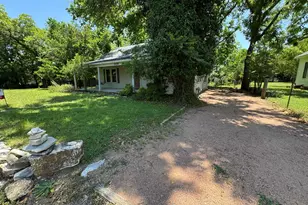 509 W Creek St, Fredericksburg, TX 78624 - Photo 3