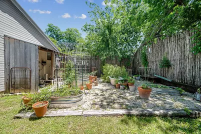 609 W Austin St, Fredericksburg, TX 78624 - Photo 43