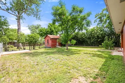 304 W Live Oak St, Fredericksburg, TX 78624 - Photo 19