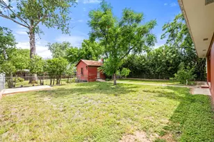 304 W Live Oak St, Fredericksburg, TX 78624 - Photo 19