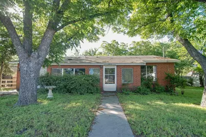 303 S Orange St, Fredericksburg, TX 78624 - Photo 1