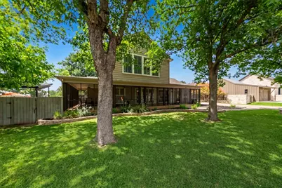 306 S Acorn St, Fredericksburg, TX 78624 - Photo 3