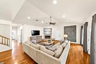 306 S Acorn St, Fredericksburg, TX 78624 - Photo 9
