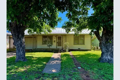 106 W Burbank St, Fredericksburg, TX 78624 - Photo 1
