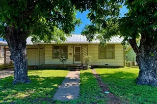 106 W Burbank St, Fredericksburg, TX 78624 - Photo 1