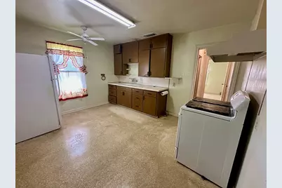 106 W Burbank St, Fredericksburg, TX 78624 - Photo 7