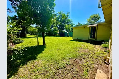 106 W Burbank St, Fredericksburg, TX 78624 - Photo 15