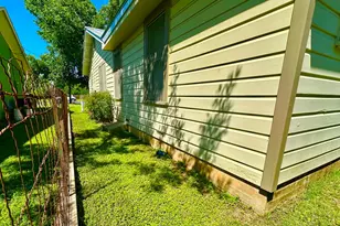 106 W Burbank St, Fredericksburg, TX 78624 - Photo 17