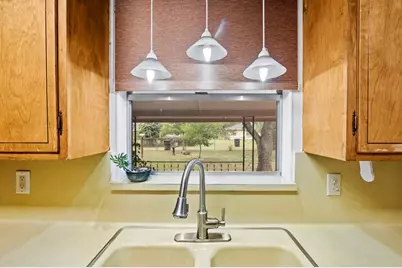 604 N Bowie, Fredericksburg, TX 78624 - Photo 11