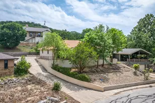 1307 N Malibu Dr, Kerrville, TX 78028 - Photo 1