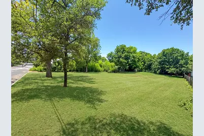 320 W Park St, Fredericksburg, TX 78624 - Photo 3