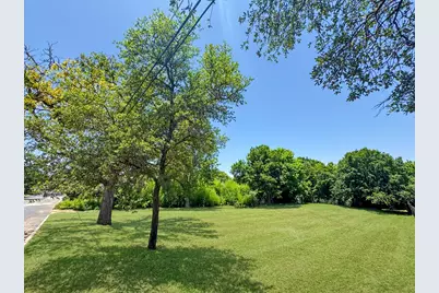 320 W Park St, Fredericksburg, TX 78624 - Photo 9