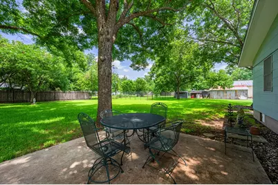 512 W Peach St, Fredericksburg, TX 78624 - Photo 3