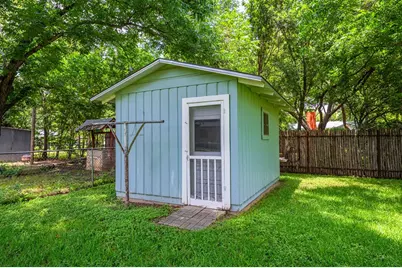 512 W Peach St, Fredericksburg, TX 78624 - Photo 9