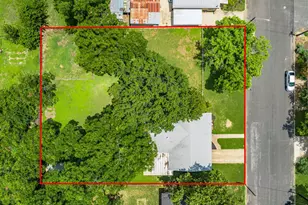 512 W Peach St, Fredericksburg, TX 78624 - Photo 13