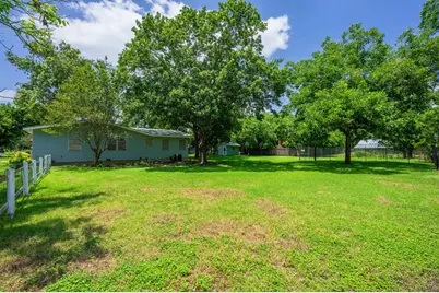 512 W Peach St, Fredericksburg, TX 78624 - Photo 7