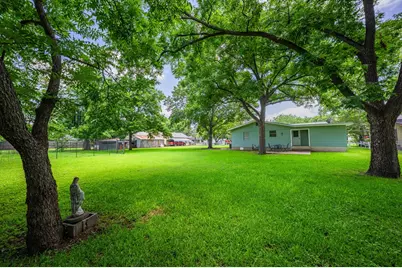 512 W Peach St, Fredericksburg, TX 78624 - Photo 5