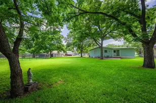512 W Peach St, Fredericksburg, TX 78624 - Photo 5